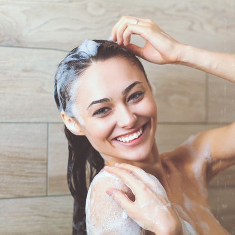 Shampoo ohne Silikone: Frau wäscht sich die Haare
