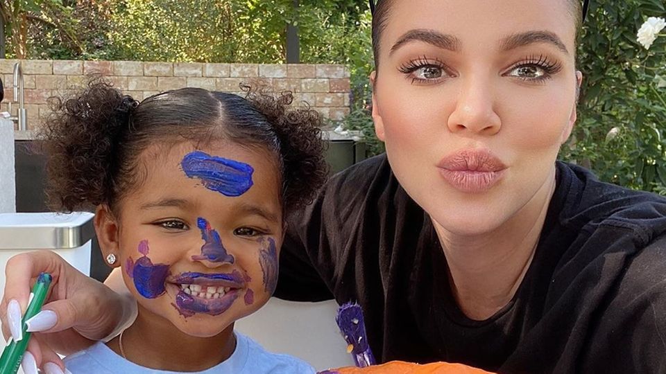 Pumpkin Spice Latte: Khloe Kardashian und Tochter True Khloe Kardashian und Tochter True