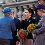 Ganz vorbildlich werfen sich die royalen Damen zur Begrüßung ein Luftküsschen zu.