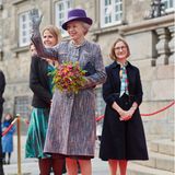 Auch Prinzessin Benedikte, die Schwester von Königin Margrethe, wird bei ihrem Parlaments-Besuch herzlich empfangen.