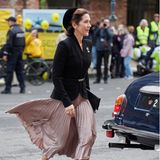 Und sie darf natürlich ebenso nicht fehlen: Schwungvoll und elegant begibt sich Prinzessin Mary zum Eingang der Folketing-Halle auf Schloss Christiansborg.
