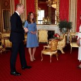 Prinz William und Herzogin Kate haben seit langer Zeit zum ersten Mal wieder zu einer Audienz in den Buckingham Palast eingeladen. Der ukrainische Präsident Wolodymyr Selenskyj und seine Ehefrau Olena Selenska sind zu Besuch. Für diesen Anlass wählt Kate ein kornblumen-blaues Kleid mit Taillengürtel. 
