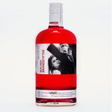 Gin hat sich in den letzten Jahren zur absoluten Trend-Spirituose gemausert. Wer denkt, er hat schon sämtliche Gin-Varianten getrunken, der hat noch nicht die neue Kunstedition von den Berliner Brandstiftern probiert. Für eine streng limitierte Auflage von 6.666 Flaschen haben sie sich mit dem Starfotografen und Türsteher vom Berliner Berghain, Sven Marquardt, zusammengetan. Dry Gin "Sven Marquardt"-Kunstedition von Berliner Brandstifter, für ca. 46,50 Euro.