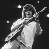 6. Oktober 2020: Eddie Van Halen (65 Jahre)  Große Trauer in der Musikwelt: Der in Amsterdam geborene Musiker Eddie Van Halen gilt als einer der stilprägendsten Gitarristen der Rockgeschichte. Die nach ihm und seinem Bruder benannte Hardrock-Band "Van Halen" wird 1972 gegründet und erlangt mit dem Song "Jump" Weltbekanntheit. Im Alter von 65 Jahren erliegt die Gitarren-Ikone leider einem langjährigen Krebsleiden und verstirbt im Kreise ihrer Familie in Santa Monica.