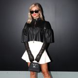 Die Coolness in Person: Xenia Adonts setzt für die Show von Louis Vuitton auf ein schwarzes Leder-Cape und lange Handschuhe. Sonnenbrille und knallroter Lippenstift machen den Glam-Rock-Look perfekt. 