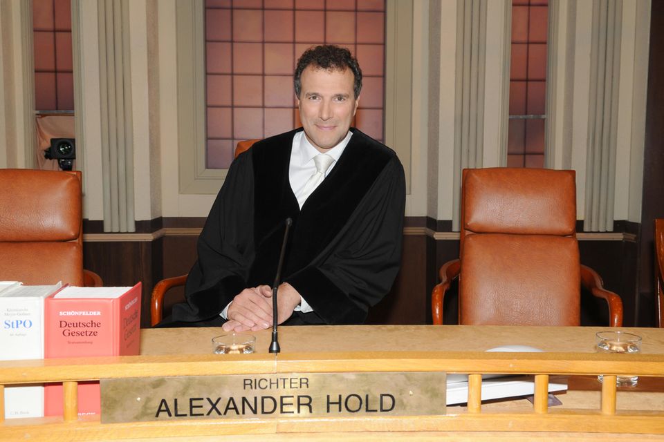 Alexander Hold sitzt im Fernsehstudio in München in der Kulisse des "Großen Sitzungssaals" der Gerichtsshow "Richter Alexander Hold". 