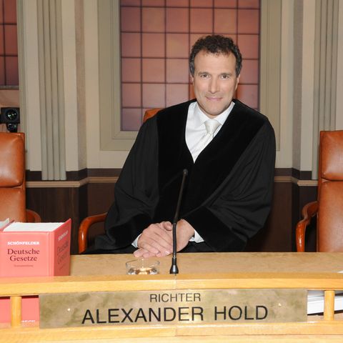 Alexander Hold sitzt im Fernsehstudio in München in der Kulisse des "Großen Sitzungssaals" der Gerichtsshow "Richter Alexander Hold". 