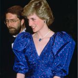 Die Ähnlichkeit zu Dianas Schmuckstücken ist verblüffend: Die Mutter von Prinz William und Prinz Harry sah man häufig in Saphir- und Diamantschmuck. Sie kombinierte sie sowohl zu Abendkleidern, als auch zu Blazer-Rock-Kombinationen. Dieses Set war ein Hochzeitsgeschenk der saudischen Königsfamilie und wurde als Ergänzung zu Dianas Verlobungsring entworfen.