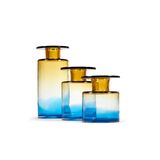 Feuer und Wind bringen die bildschönen neuen Entwürfe von Designerin Marie Michielssen in ihre Form. Glasvasen "Wind & Fire" in blau/amber von Serax, ab ca. 106 Euro