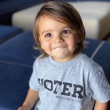 Wie modisch Eva Longorias Sohn Santiago ist, hat uns das süße Mama-Sohn-Duo schon oft bewiesen. Auf Instagram finden wir eine Reihe niedlicher Looks, die der Zweijährige perfekt in Szene setzt. Doch dieses Shirt ist etwas besonderes: Denn mit der Aufschrift "Voter" (zu Deutsch: Wähler) zeigt Santiago, dass er ein zukünftiger Wähler ist. Und ermutigt andere Fans und Follower ebenfalls ihre Stimme in der bevorstehenden Präsidentschaftswahl der USA am 3. November abzugeben.  