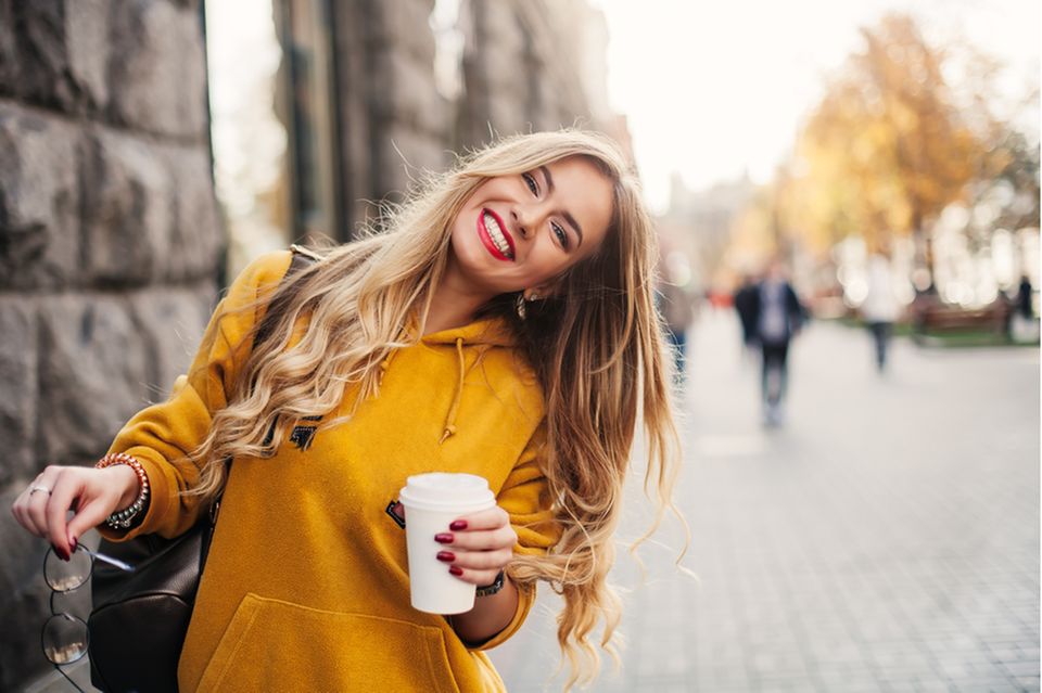 Schnell fettende Haare: Lächelnde Frau mit langen blonden Haaren.