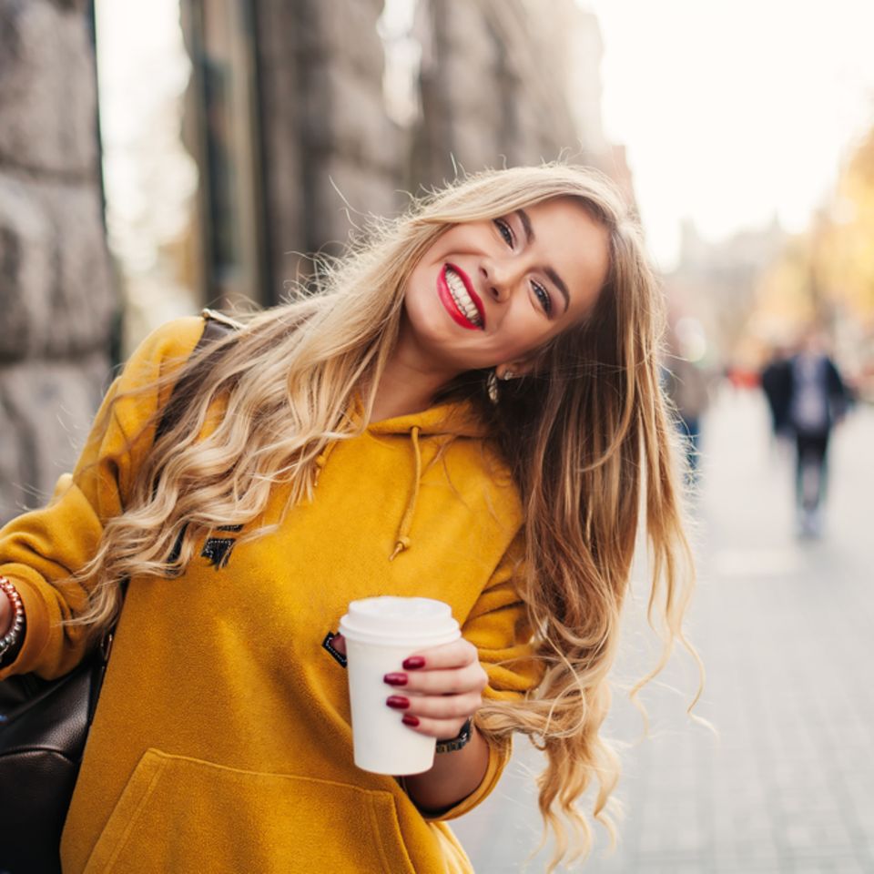 Schnell fettende Haare: Lächelnde Frau mit langen blonden Haaren.
