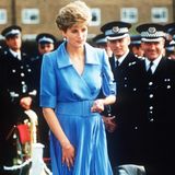 Denn: Prinzessin Diana höchstpersönlich wählte bei einem Besuch in Liverpool im Juni 1992 ein Kleid, das Kates Look verblüffend ähnlich sieht. Das nennt man wohl zeitlose Eleganz.