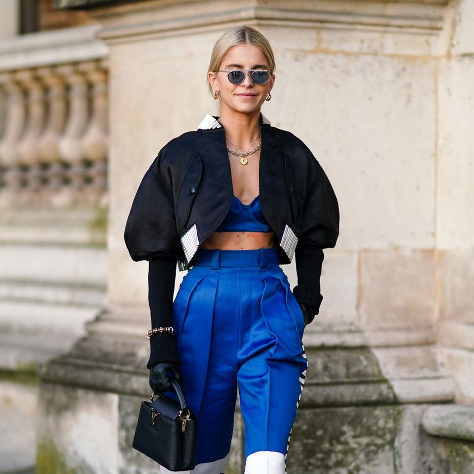 Caro Daur trägt eine Karottenhose zur Fashion Week in Paris. 