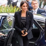 Bei den "WellChild"-Awards 2018 setzt Herzogin Meghan bereits auf den monochromen Stil. Im Gegensatz zu der ausladenden Schulterpartie von Herzogin Kate sticht Meghans Blazer von Altuzarra vor allem durch seine auffallend eng geschnittene Taille auf. Dieses Detail streckt die ehemalige Schauspielerin und lässt sie größer wirken. 