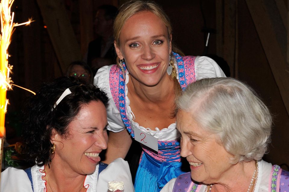 Katerina Jacob, ihre Mutter, die Schauspielerin Ellen Schwiers (†88), und ihre Tochter Josephine Jacob bei einem gemeinsamen Ausflug in Salzburg im Jahr 2010.