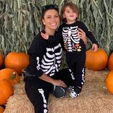 Vor diesen Skeletten braucht man wirklich keine Angst haben: Eva Longoria und Sohn Santiago lachen auch zu Halloween in die Kamera.