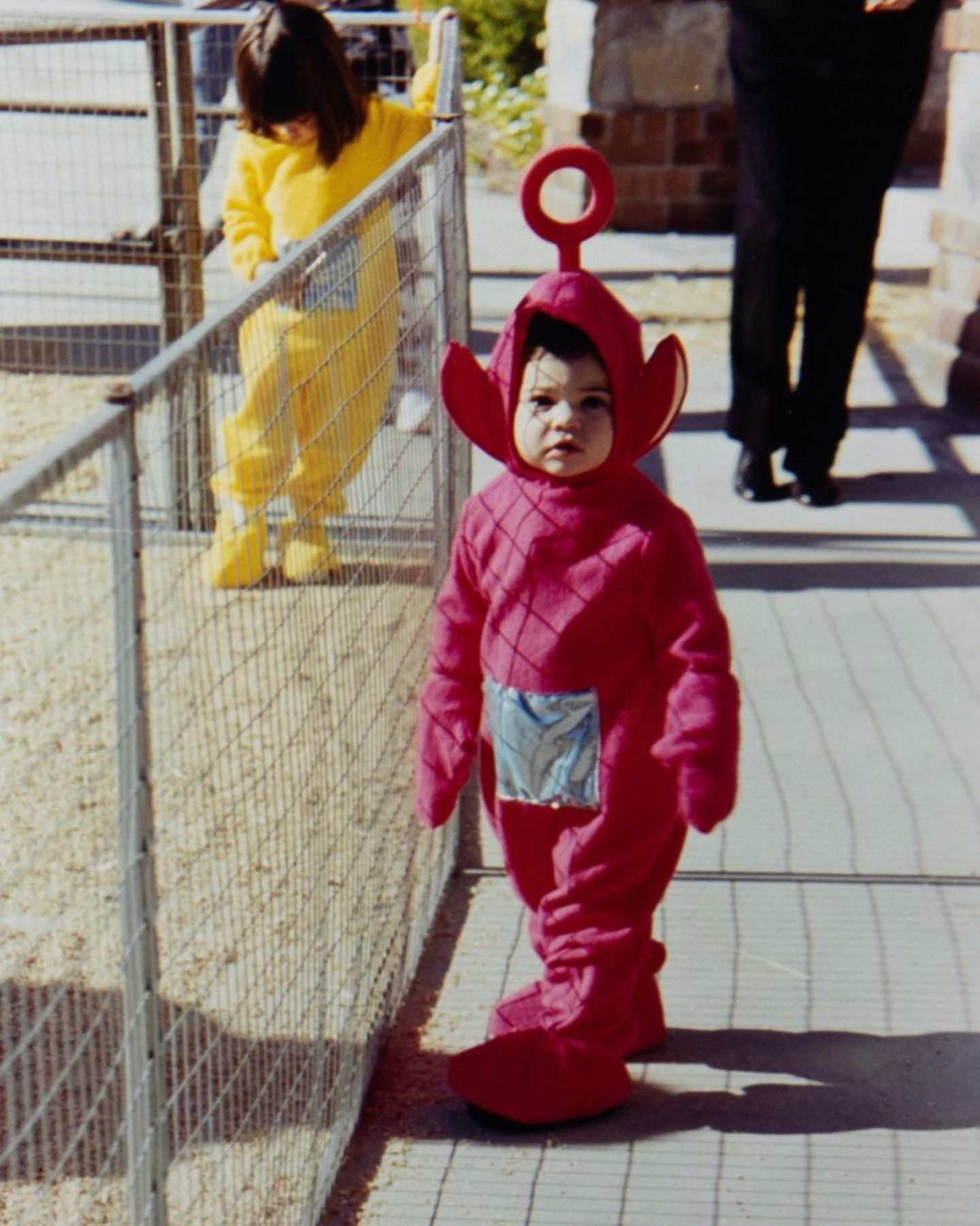 Damals saß das Outfit noch etwas lockerer: Kylie Jenner erinnert mit diesem Schnappschuss an alte Zeiten, als sie sich zusammen mit Schwester Kendall (im Hintergrund) noch als niedliches Teletubby verkleidete.