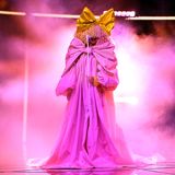 14. Oktober 2020  Sängerin Sia ist für ihren "Inkognito-Look" bekannt, den sie mit diesem imposanten Auftritt bei den "Billboard Music Awards" in Los Angeles perfektioniert. Als pinke Riesenschleife präsentiert sie ihren neuen Song "Courage To Change".