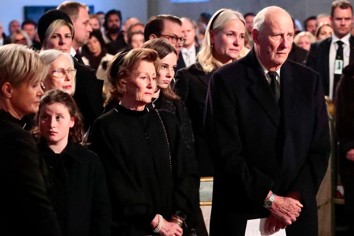 König Harald und die norwegische Königsfamilie auf der Trauerfeier für Ari Behn (†)