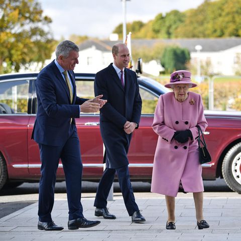 Queen Elizabeth und Prinz William besuchen am 15. Oktober 2020 ein Labor in Salisbury, England.