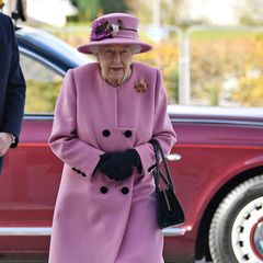 Punkt eins: Es ist das erste Mal seit 9. März und damit seit Beginn der Corona-Pandemie, dass sich Queen Elizabeth außerhalb ihrer Residenzen zeigt. Welch ein besonderer Moment für die Königin, nach sieben Monaten der Zwangsisolation den Menschen wieder nahe sein zu können. Aber natürlich nicht zu nah, wie der Palast versichert. 