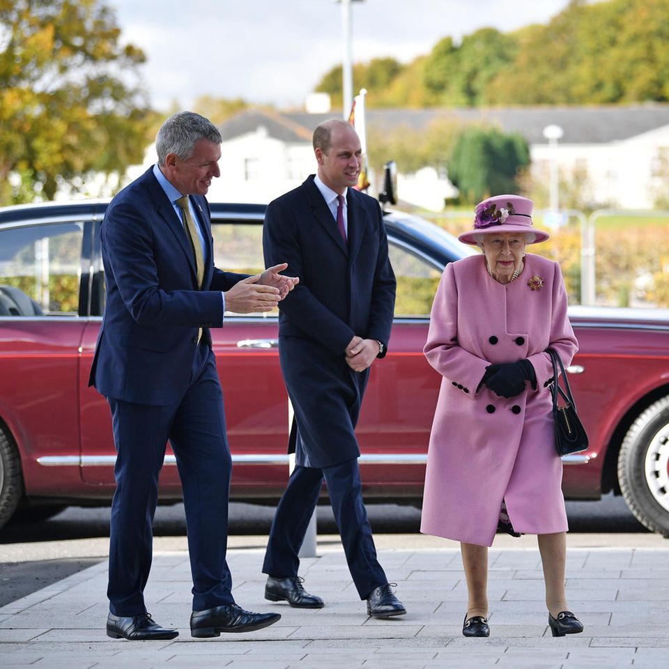 Was für eine schöne Überraschung! Prinz William und Queen Elizabeth erscheinen am 15. Oktober zu einem gemeinsamen Termin in der Forschungseinrichtung Porton Down, 132 Kilometer nordwestlich von London. Das sorgt gleich aus mehreren Gründen für Gesprächsstoff.