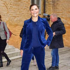 Beim Besuch in Vasteras will sich Prinzessin Victoria ein Bild von der Covid19-Situation vor Ort machen. Dafür trägt sie einen royalblauen Hosenanzug des Labels Dagmar und dazu Stiefeletten von af Klingberg. Bei den Accessoires allerdings ...