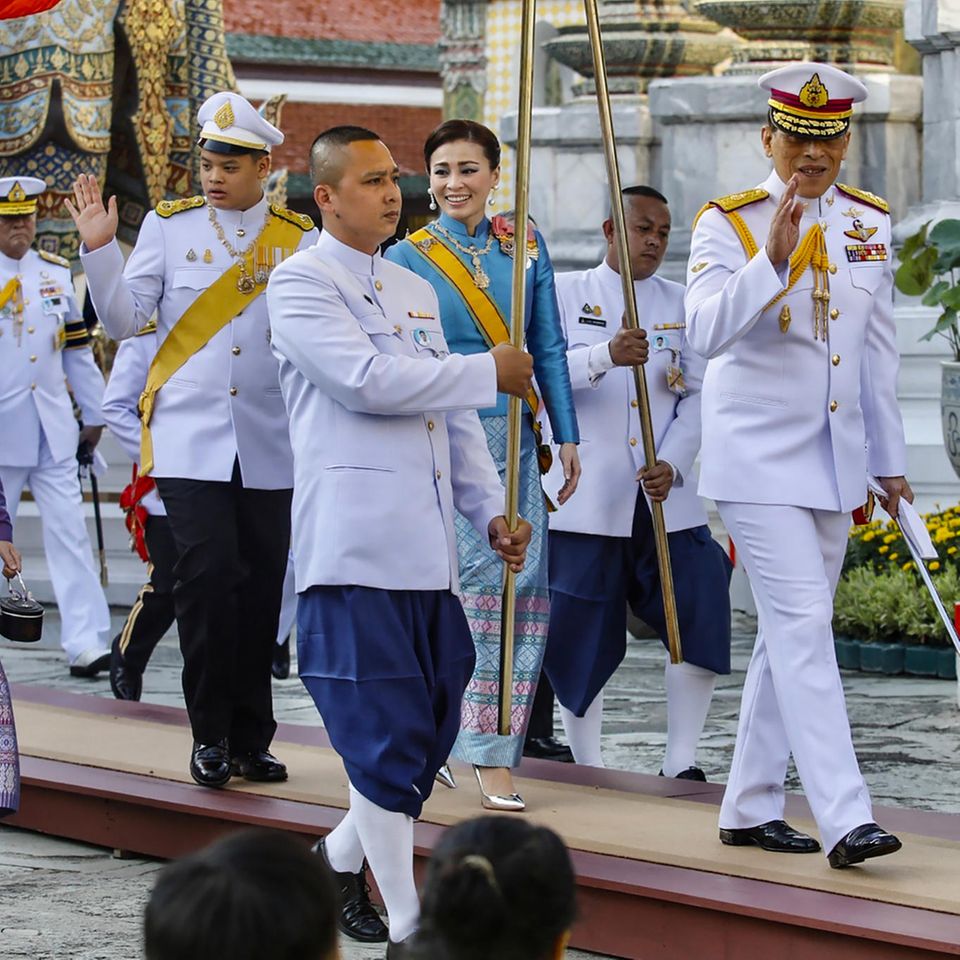 König Maha Vajiralongkorn (rechts), Königin Suthida (dahinter) mit Prinz Dipangkorn Rasmijoti (Mitte) und Prinzessin Bajrakitiyabha (links) bei einer königlichen, religiösen Zeremonie in Bangkok am 14. Oktober 2020