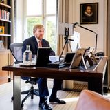 Um Videokonferenzen optimal abhalten zu können, hat König Willem-Alexander sein iPad in Augenhöhe auf ein Stativ geklemmt. Auch ein ergonomischer Schreibtischstuhl ist für die Arbeit wichtig.