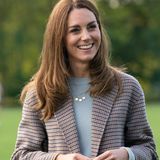 Herzogin Kate wählt nicht mal zwei Wochen zuvor die gleiche Kombi. Auch sie trägt über einem hellen Wollpullover und einer dunklen Chino-Hose einen karierten Mantel. Ihr Modell stammt vom spanischen Label Massimo Dutti. 