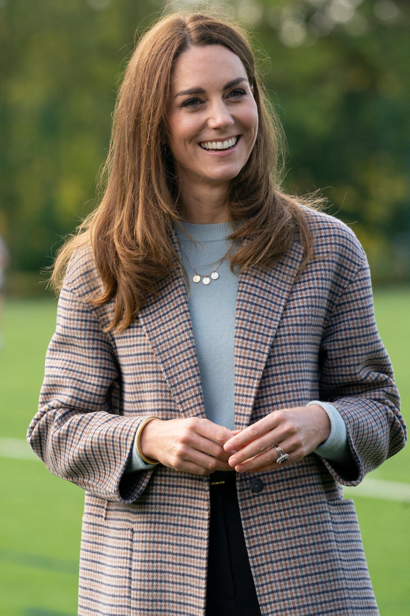 Herzogin Kate wählt nicht mal zwei Wochen zuvor die gleiche Kombi. Auch sie trägt über einem hellen Wollpullover und einer dunklen Chino-Hose einen karierten Mantel. Ihr Modell stammt vom spanischen Label Massimo Dutti. 