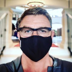 "Bergdoktor"-Schauspieler Hans Sigl erinnert bei Instagram daran, wie wichtig es aktuell ist, einen  Mund-Nasen-Schutz zu tragen. 
