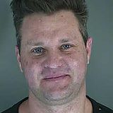 Zachery Ty Bryan  Der "Hör mal, wer da hämmert"-Star Zachery Ty Bryan befindet sich Polizeigewahrsam. Wie "TMZ" berichtet, soll der frühere Kinderstar angeblich seine Freundin gewürgt haben und wird in Oregon verhaftet. 