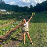 Gisele Bündchen hält es mit dem Sprichwort "Lass Essen deine Medizin sein". Auf Instagram teilt sie ein Fotoalbum aus ihrem Garten und schreibt: "Essen ist eines der mächtigsten Werkzeuge, um unser Immunsystem zu stärken. Ich glaube fest an das alte Sprichwort: 'Lass Essen deine Medizin sein', da ich einen großen Unterschied in meinem Leben spürte, als ich anfing, bessere Essensentscheidungen zu treffen […]".