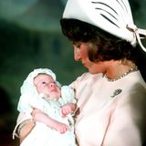 19. Oktober 1971  Ganz verschlafen guckt Prinzessin Märtha Louise von Norwegen ihre Mutter Königin Sonja an. Die Zweitgeborene der royalen Familie trägt bei ihrer Taufe in der Osloer Schlosskapelle sogar ein besonderes Taufkleid, nämlich noch ein selbstgenähtes von König Haralds Großmutter Prinzessin Ingeborg (†1958).