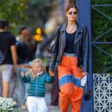 Gut für Töchterchen Lea: In dieser orangefarbenen Batikjeans von Alberta Ferretti für umgerechnet etwa 500 Euro ist Mama Irina nicht so leicht aus den Augen zu verlieren. In Kombination mit einer derben Biker-Lederjacke des Labels Chrome Hearts für etwa 9.000 Euro und dem passenden Top für etwa 400 Euro sowie Dr. Martens Stiefel für etwa 100 Euro steigt der Wert ihres Outfits auf 10.000 Euro. 