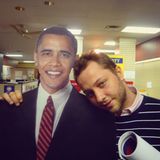 Derek Blasberg teilt ein älteres Bild aus der Obama-Zeit, und ruft seine Fans auf, sich rechtzeitig für die Wahl zu registrieren.