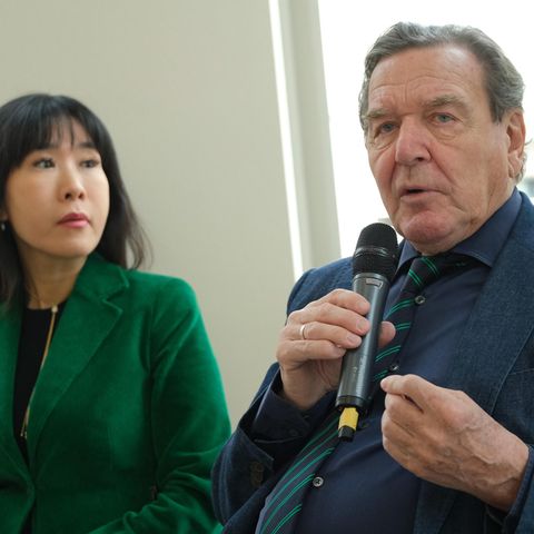 Gerhard Schröder erklärt seiner Frau den Herbst