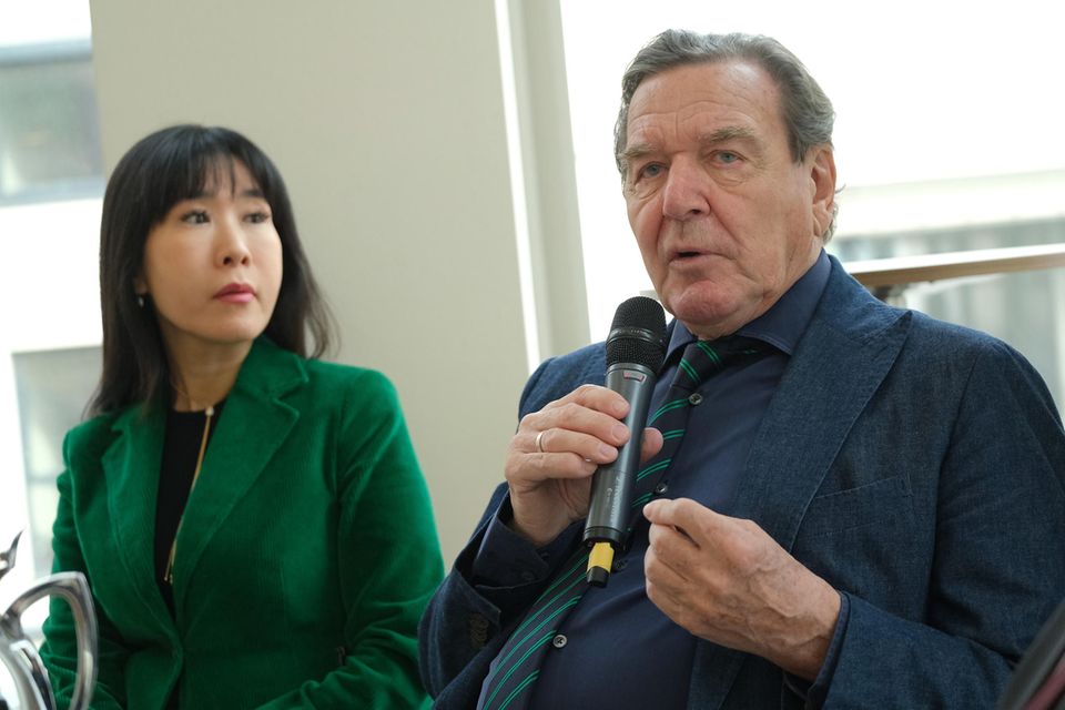 Gerhard Schröder erklärt seiner Frau den Herbst