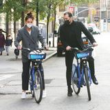Erst gings für Katie Holmes und ihren neuen Freund Emilio Vitolo in New York zu einem kleinen Fahrrad-Date auf Leih-Rädern ...