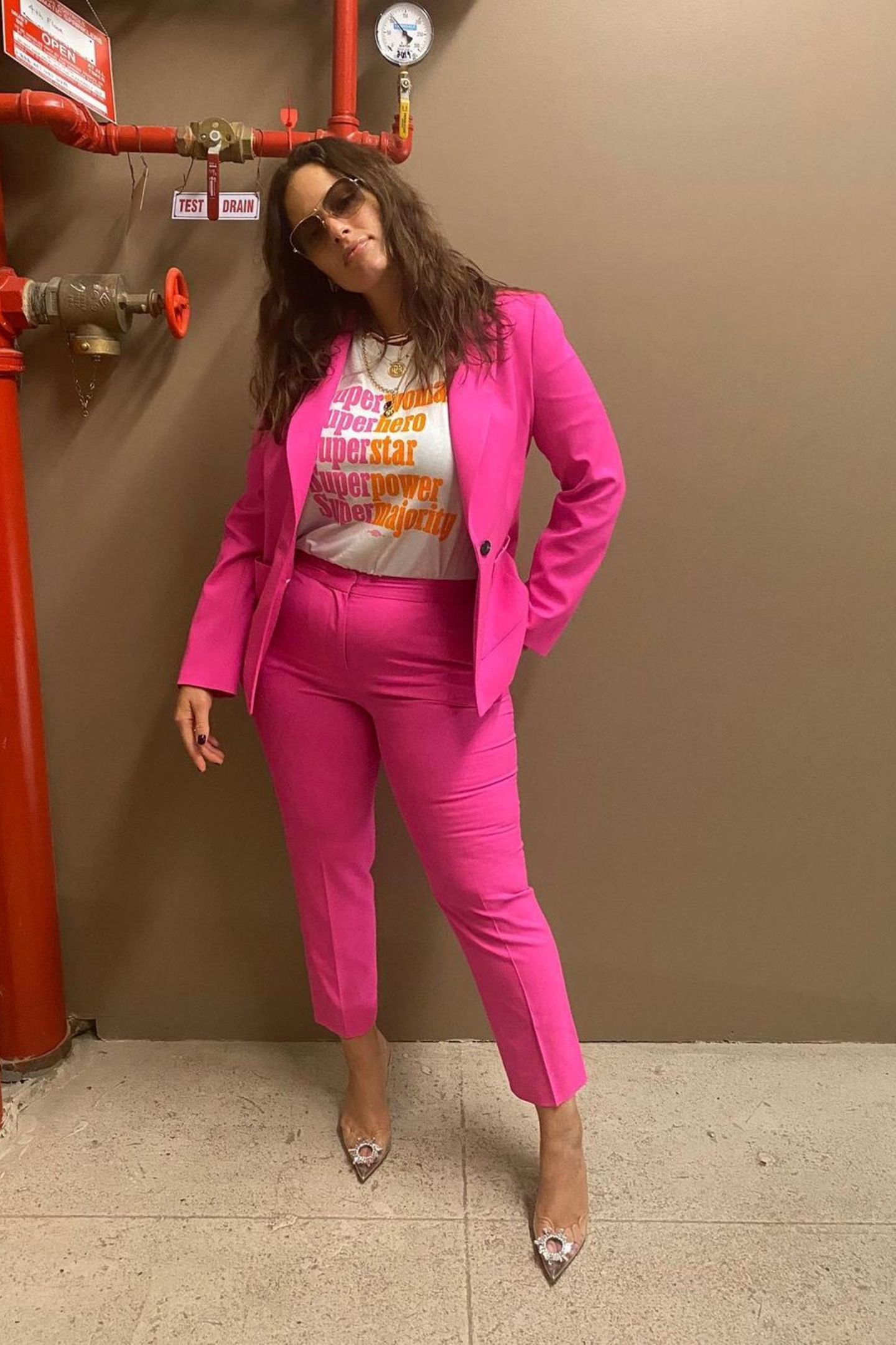 Pinkfarbene Anzüge: Darum tragen Stars wie Ashley Graham und Amy