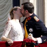 20. Oktober 2012  Dieser Kuss ist nun schon 8 Jahre her: Erbgroßherzog Guillaume heiratet seine Stéphanie bei schönstem Herbstsonnenschein in Luxemburg. Der Hof gratuliert dem Paar mit diesen schönen Erinnerungsbildern zum Hochzeitstag.