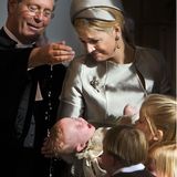 20. Oktober 2007  Das tröpfelnde Weihwasser auf ihrem Kopf hat der kleinen Prinzessin Ariane bei ihrer Taufe in der Kloosterkerk in Den Haag ganz und gar nicht gefallen. Mama Máxima kann ihren süßen Täufling nur ganz mitleidig anschauen und sanft halten.