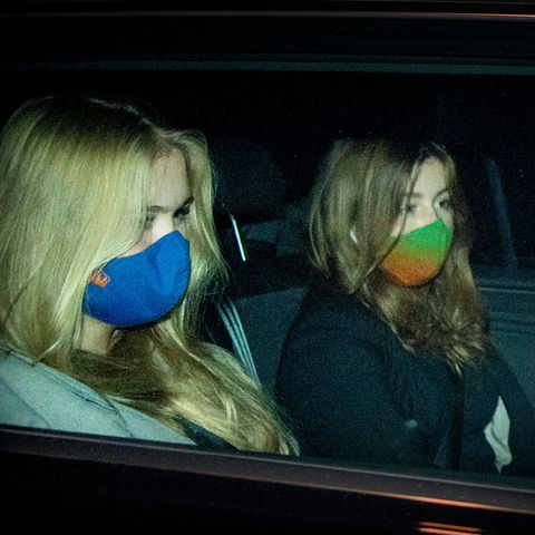 Prinzessin Amalia und Prinzessin Alexia kehren am Dienstagabend von ihrem Griechenlandurlaub heim.