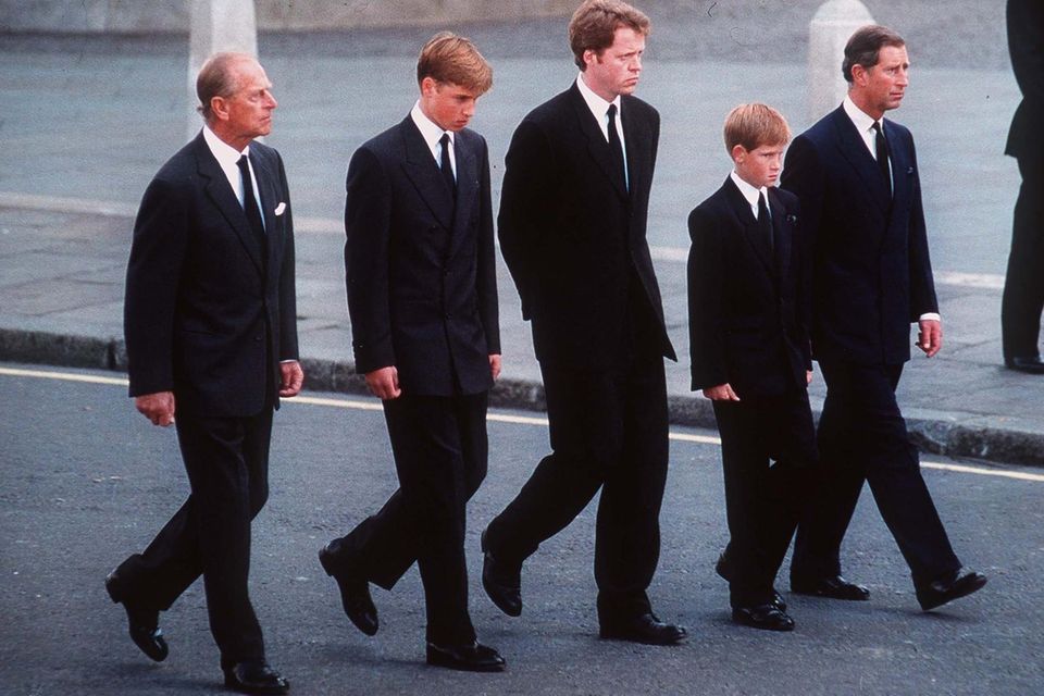 König Harald: Prinz Philip, Prinz William, Charles Spencer, Prinz Harry und Prinz Charles begleiten am 6. September 1997 den Sarg von Prinzessin Diana (†36) bis zur Westminster Abbey, wo der Trauergottesdienst für die Verstorbene stattfindet. Prinz Philip, Prinz William, Charles Spencer, Prinz Harry und Prinz Charles begleiten am 6. September 1997 den Sarg von Prinzessin Diana (†36) bis zur Westminster Abbey, wo der Trauergottesdienst für die Verstorbene stattfindet.