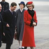 Prinzessin Diana trägt einen roten Mantel in Birmingham