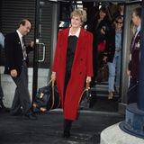 Prinzessin Diana im bodenlangen roten Mantel