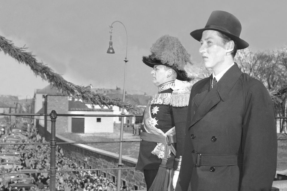 Kronprinz Olav (1903 - 1991) und Prinz Harald beim Trauermarsch 21 April 1954 für die verstorbene Kronprinzessin Märtha (1901 - 1954).