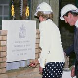 Royal-Fans wird die Szene mit William bekannt vorkommen: Prinzessin Diana legte am 6. Juni 1990 im Royal Marsden Hospital symbolisch den Grundstein für einen neuen Gebäudeflügel. Was für ein Gänsehaut-Moment für William, es Diana knapp 40 Jahre später gleich zu tun.